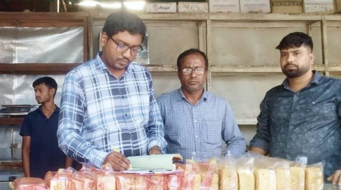 গজারিয়া ‎বাউশিয়ায় শীতবস্ত্র বিতরণ করেন বিএনপি’র কেন্দ্রীয় নেতা কামরুজ্জামান রতন